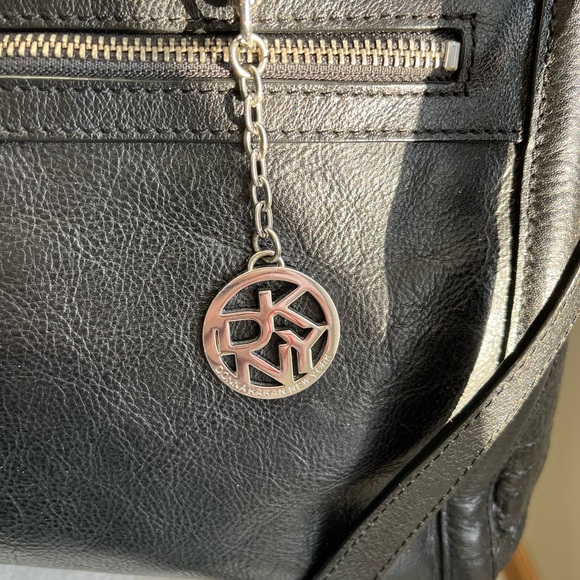 DKNY beautiful Black thick Leather Handbag - Picture 4 of 15